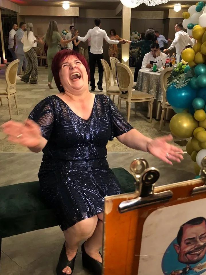 Invitați amuzați de caricatura primită la botez în Chișinău, Moldova Invitați amuzați de caricatura primită la botez în Chișinău, Moldova